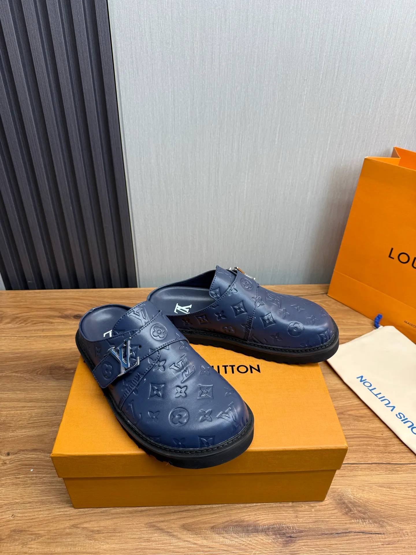 Men's men's shoes 460💰 Lv. Popular couple slippers hot sale🩷💚 🩴Official website one to one production 35-45 sizes 45 46 🉑️Customized!